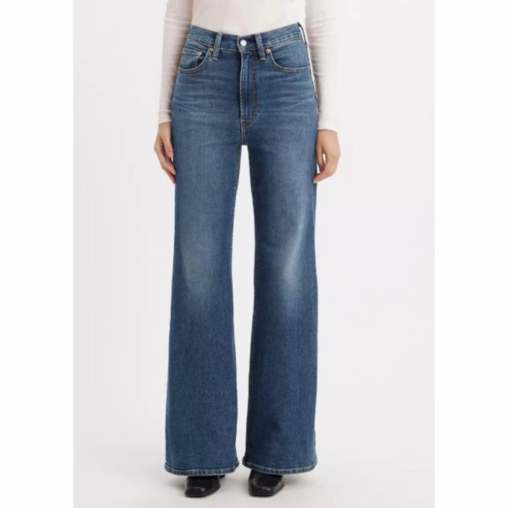 Levi’s Premium Denim Ribcage Flare Jean Size 31